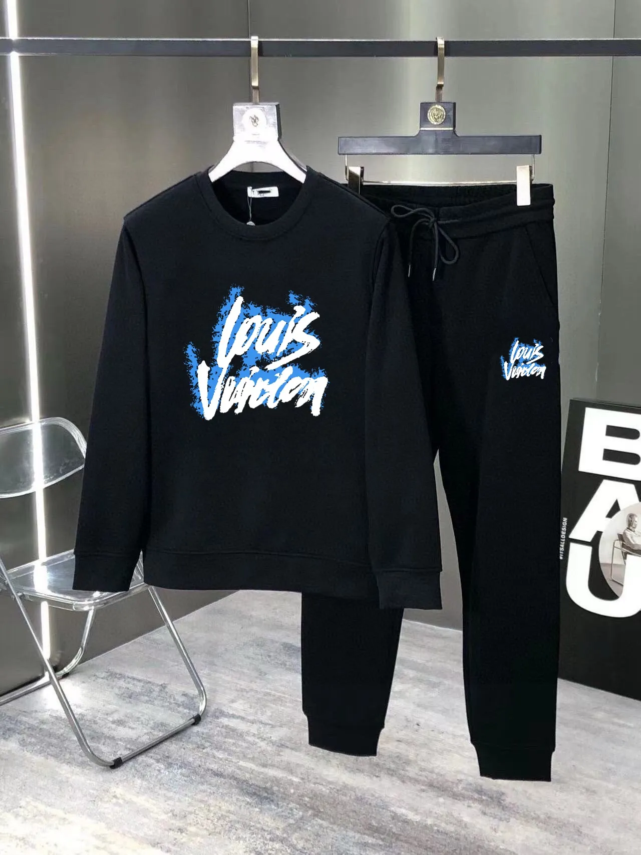 🅿️380 direct batch [LV Louis Vuitton] (Fat Man Gospel) hot-selling suit is coming. Focus on the original version of the official website. 2025 new hot-selling sweatshirt suit. The original order is the best. 🇭🇰The meticulous work of top designers. Just for a fitting and perfect upper body effect. 100% natural high-quality Roman cotton, close-fitting comfort, noble and elegant! Original hardware embodies elegance and nobility! Counter size: M-5XL (maximum wear up to 220 pounds)